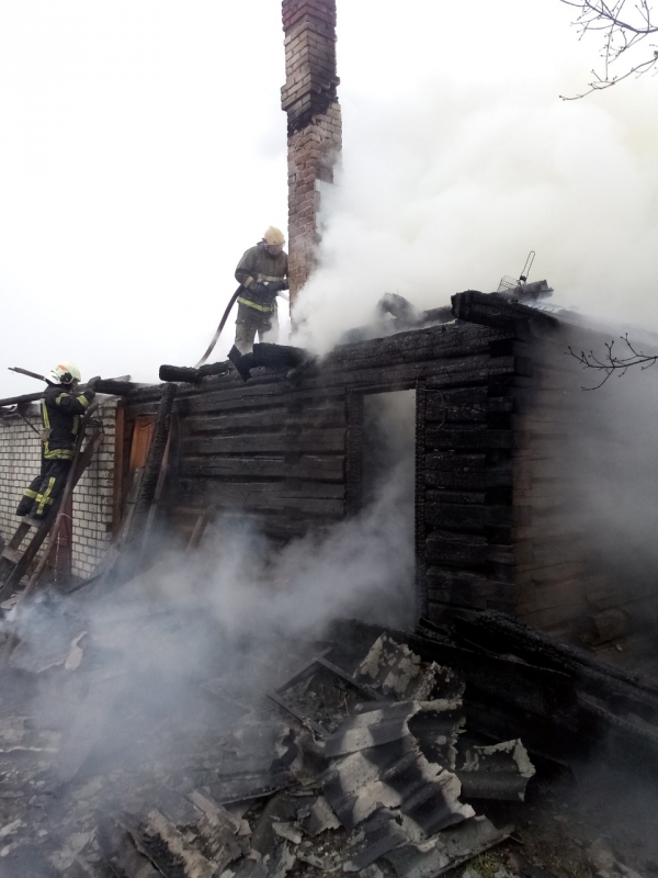 Крупный пожар под Выгоничами: сгорел дом и надворные постройки