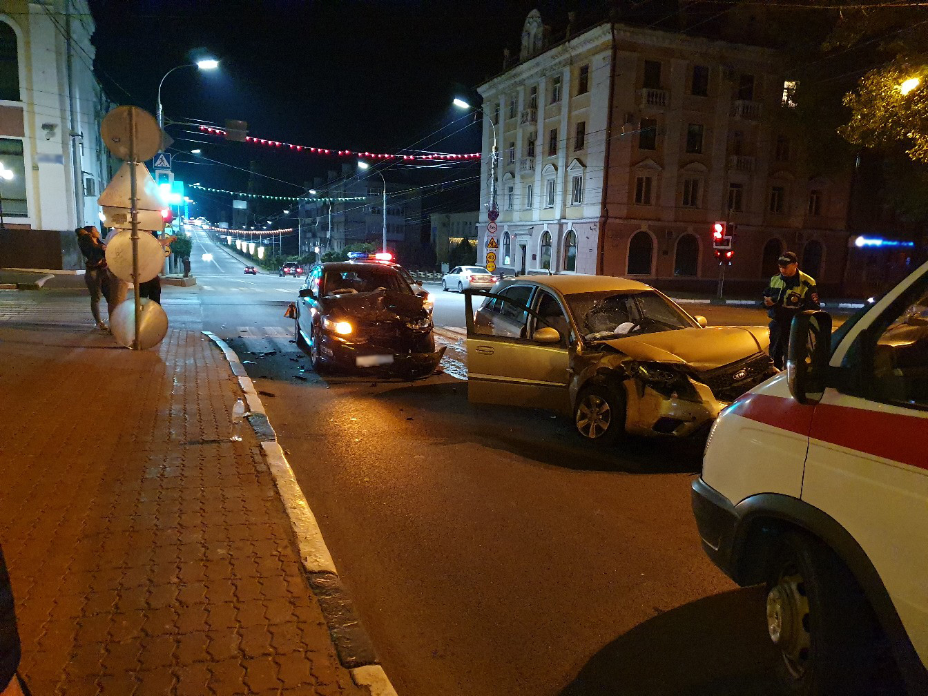 Ночью на проспекте Ленина в Брянске столкнулись две легковушки