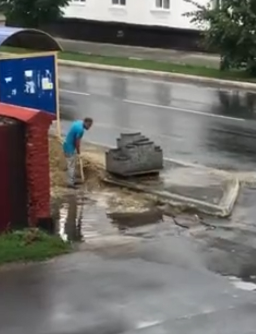 Жителей Новозыбкова удивила техника ремонта тротуара