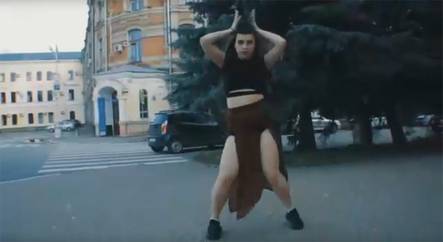 Танцы в городе: брянцы гадают, оштрафуют ли новую танцовщицу