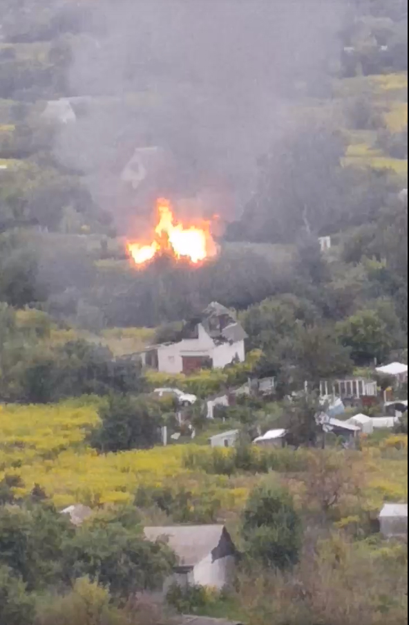 Очевидцы сняли на видео, как горела дача в Брянске
