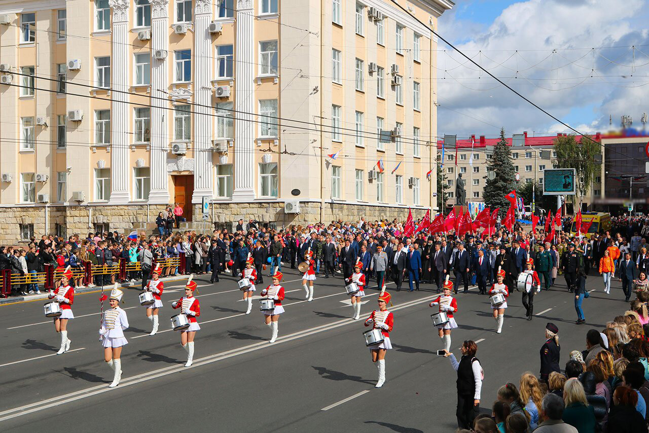 В колоннах Парада Поколений в Брянске прошли около 1500 человек