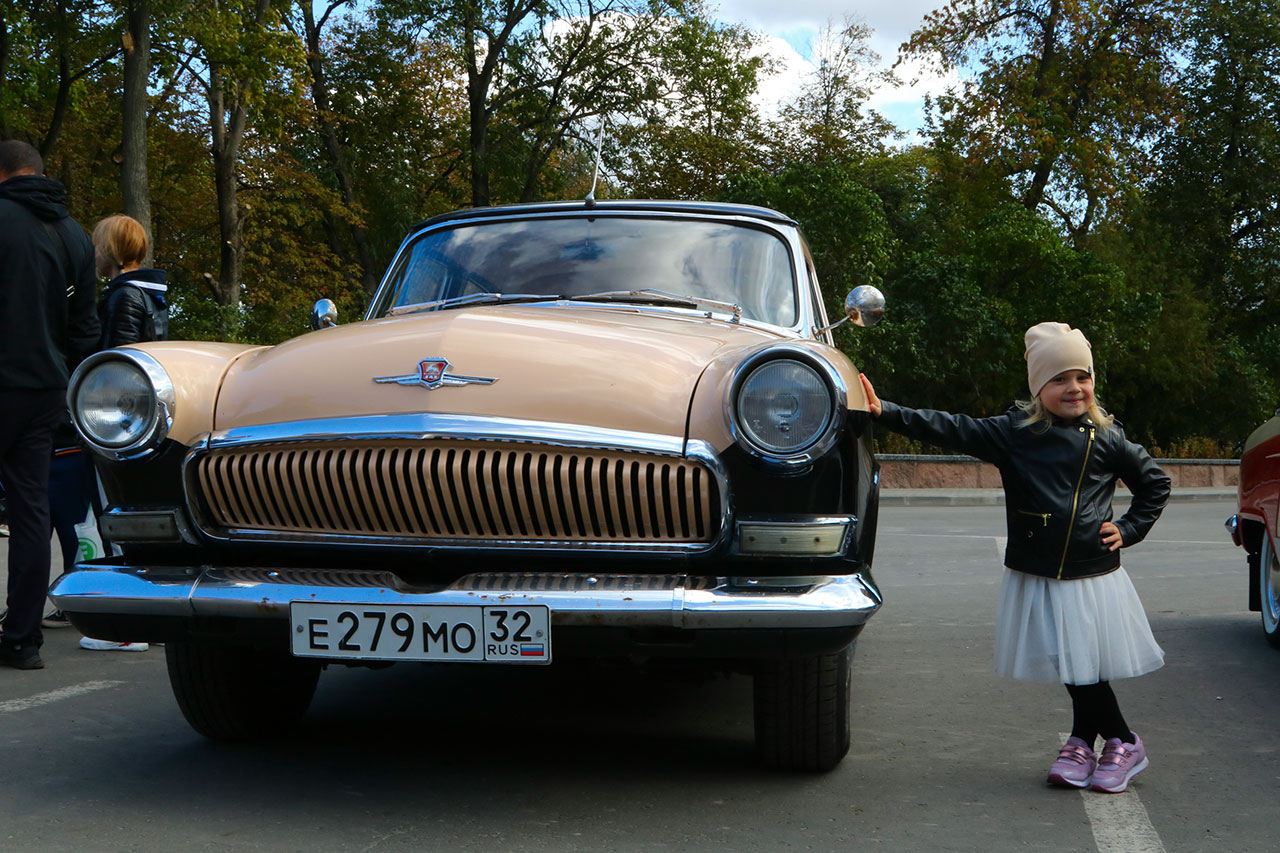 Авто в брянски. Москвич 1949. Автомобиль Москвич 1949. Раритетный Москвич. Выставка ретро авто в Брянске.