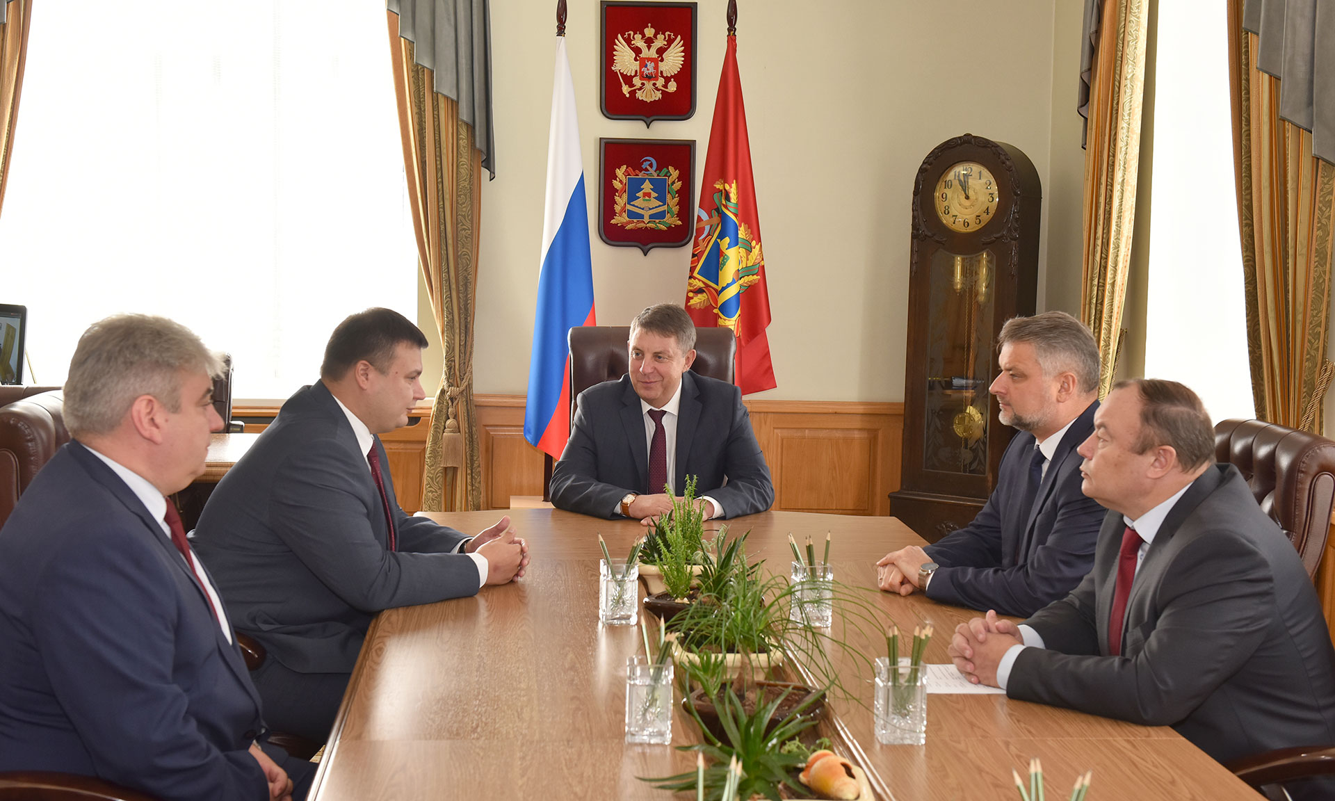 Брянский губернатор встретился с новым руководителем следственного управления региона Максимом Лукичевым