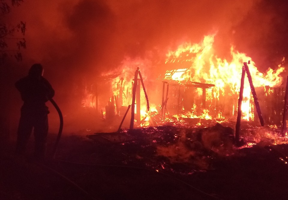 В Брянском районе пожар осветил всю округу