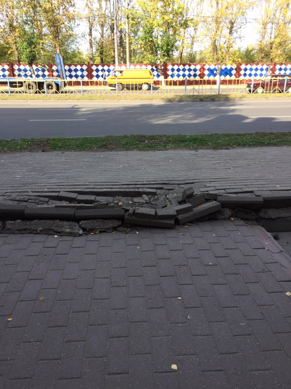 В Брянске нашли тротуар с «танцующей» плиткой