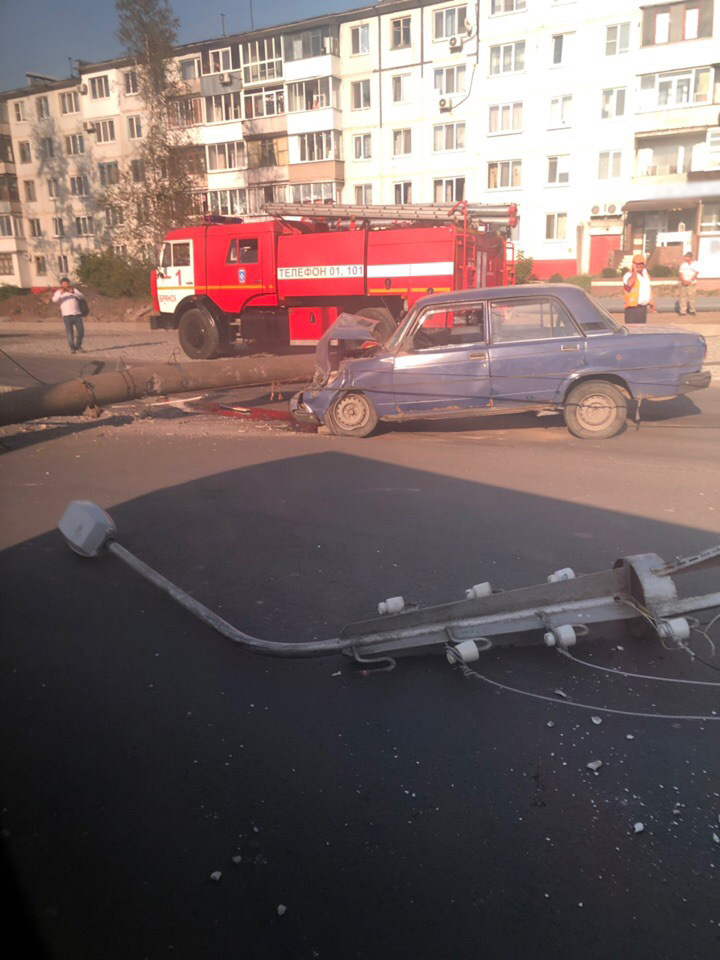 ЧП в Брянске: столб упал на автомобиль