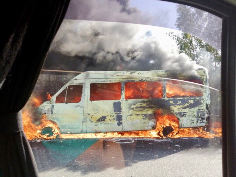 На брянской трассе горит микроавтобус