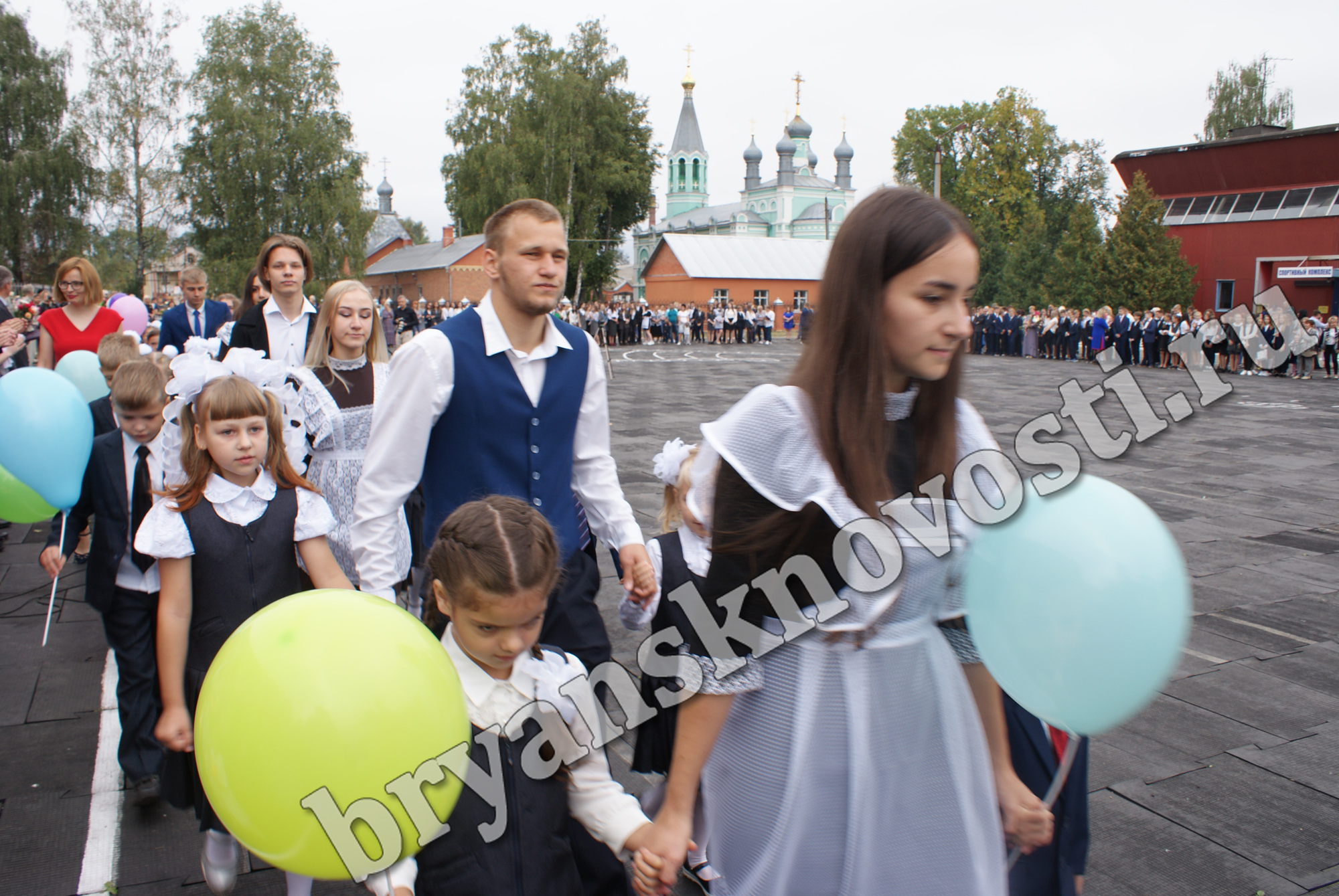 В юбилейный, 25-й День знаний, Новозыбковская гимназия открыла двери для 714 учащихся, включая 64 первоклассника