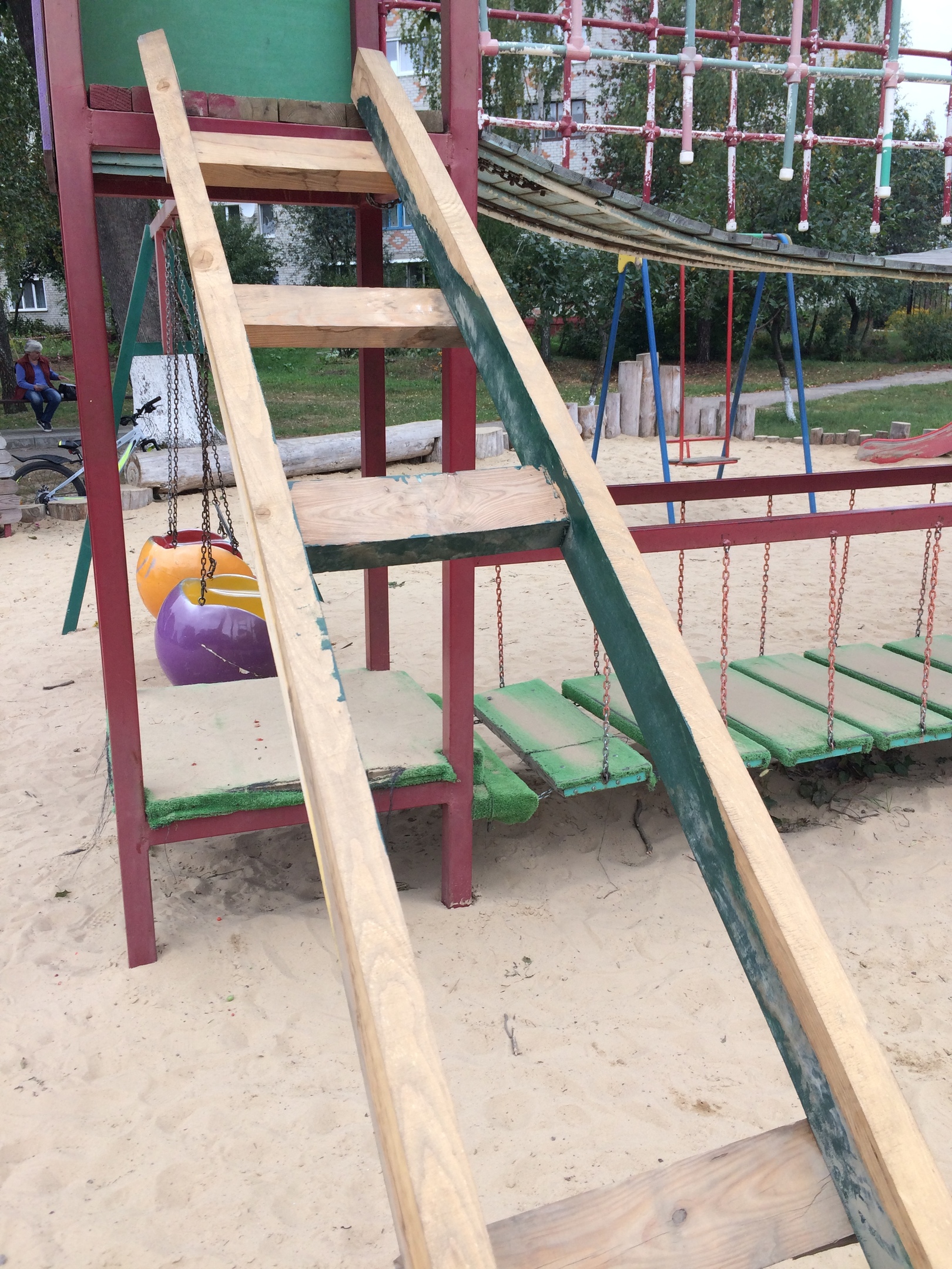 Родители в Климово гадают, по каким ГОСТам сделаны детские площадки в поселке