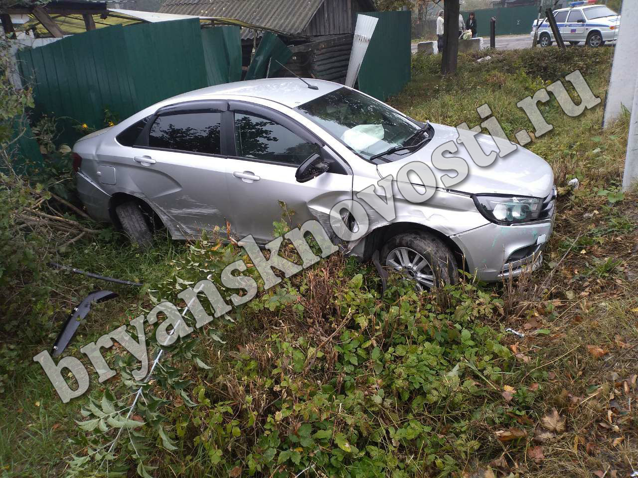 За разгромленный забор в Новозыбкове заплатит водитель разбитой машины