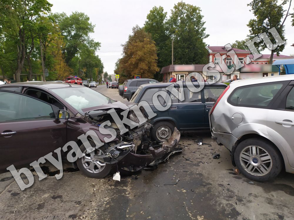 В Новозыбкове столкнулись четыре авто, две машины «всмятку»
