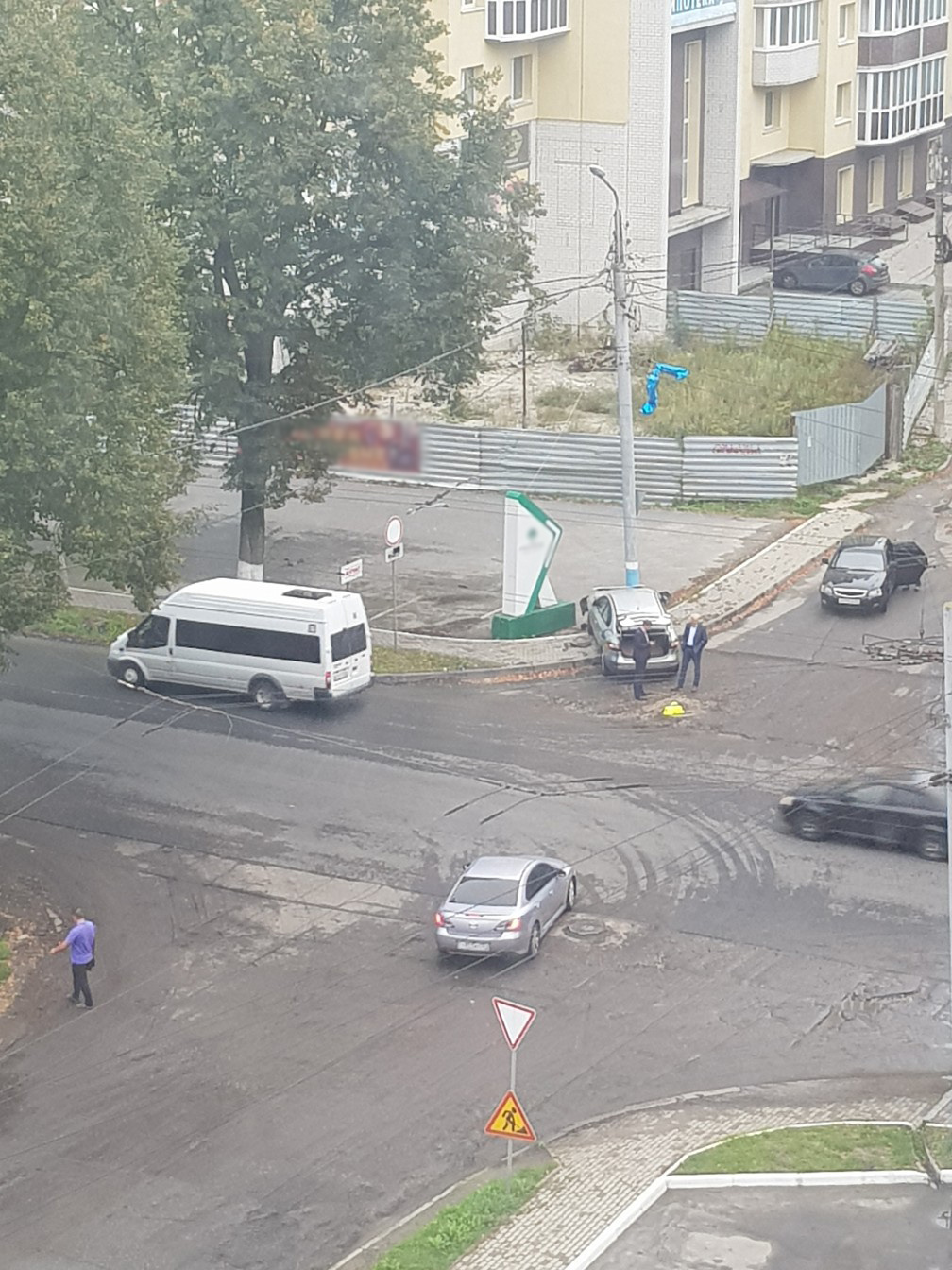 Сегодня утром на улице Бежицкой в Брянске легковушка влетела в столб