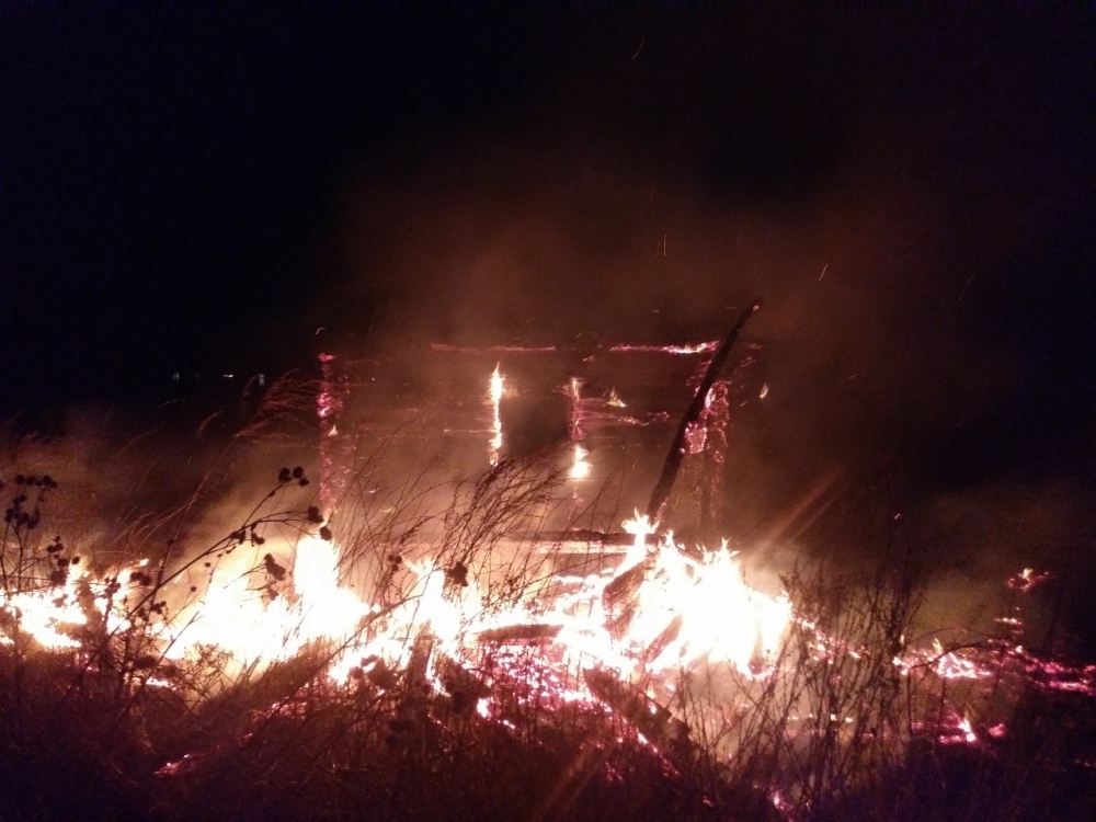 В трех районах Брянской области горели бесхозные дома и сараи