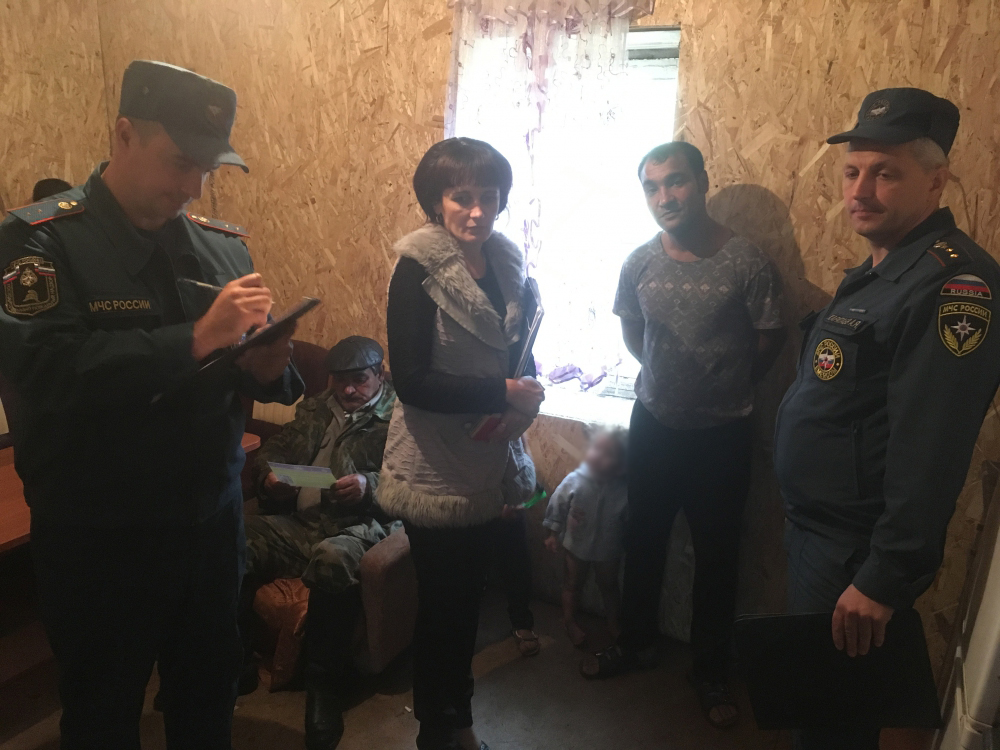 МЧС проверило печи в домах многодетных семей Новозыбковского района