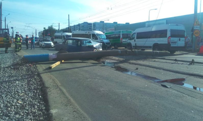 Водитель раздавленного столбом ВАЗа получил перелом носа