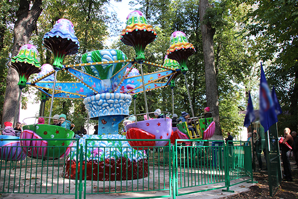 В Почепе в День города открыли парк с новыми аттракционами