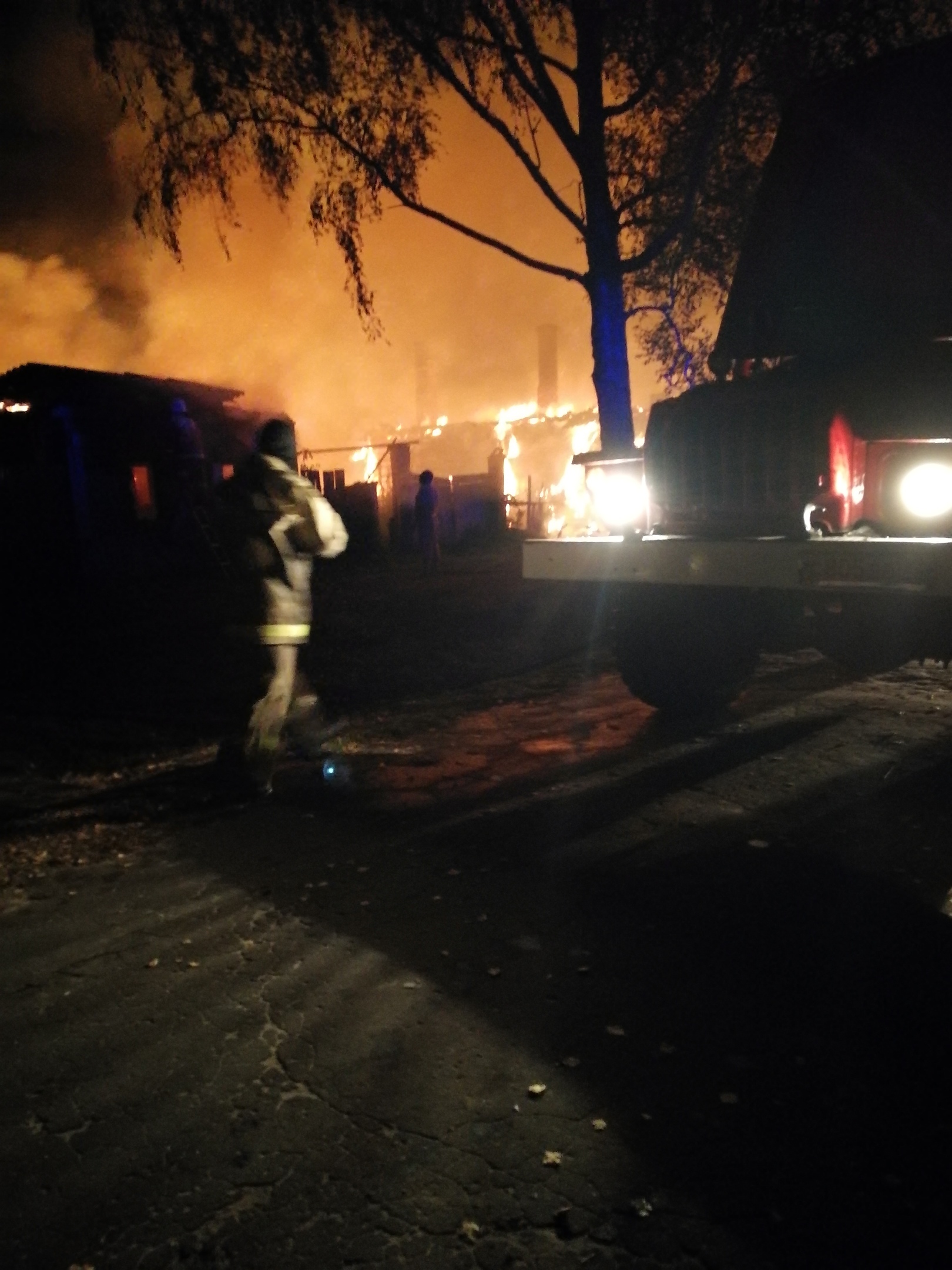 В сети появилось видео крупного пожара в Брянской области