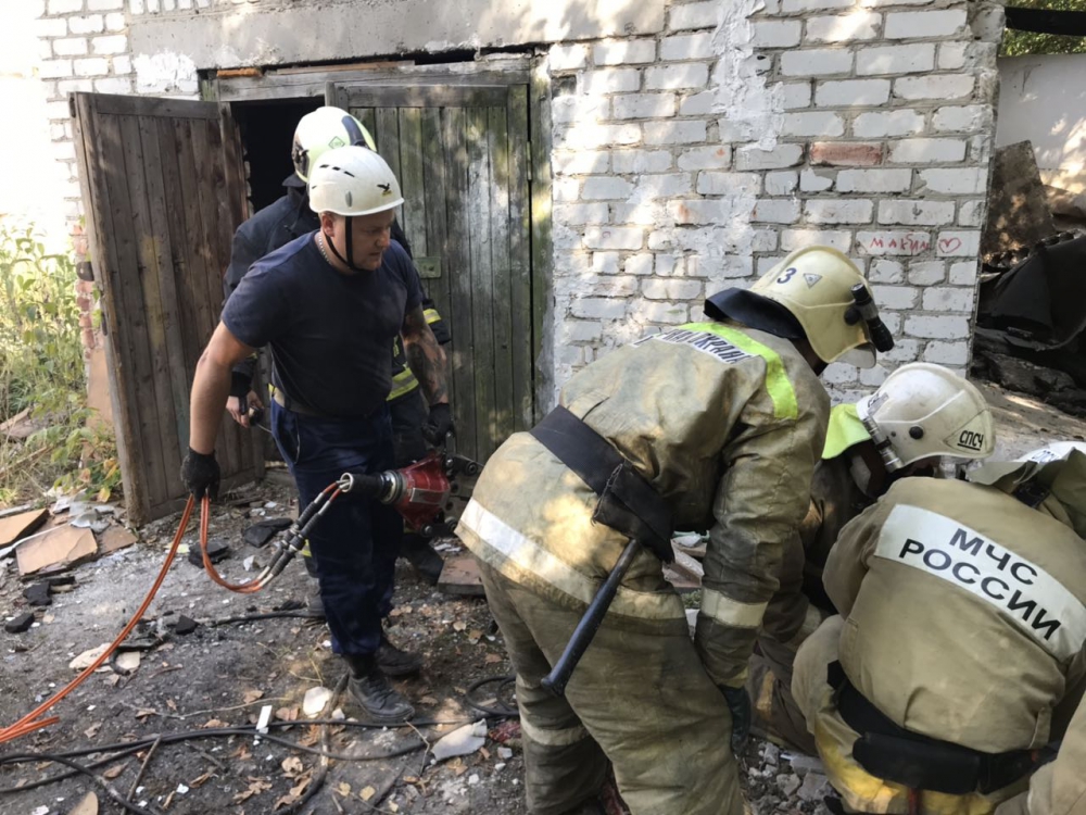 Спасатели извлекли тела пострадавших из гаража в Брянске