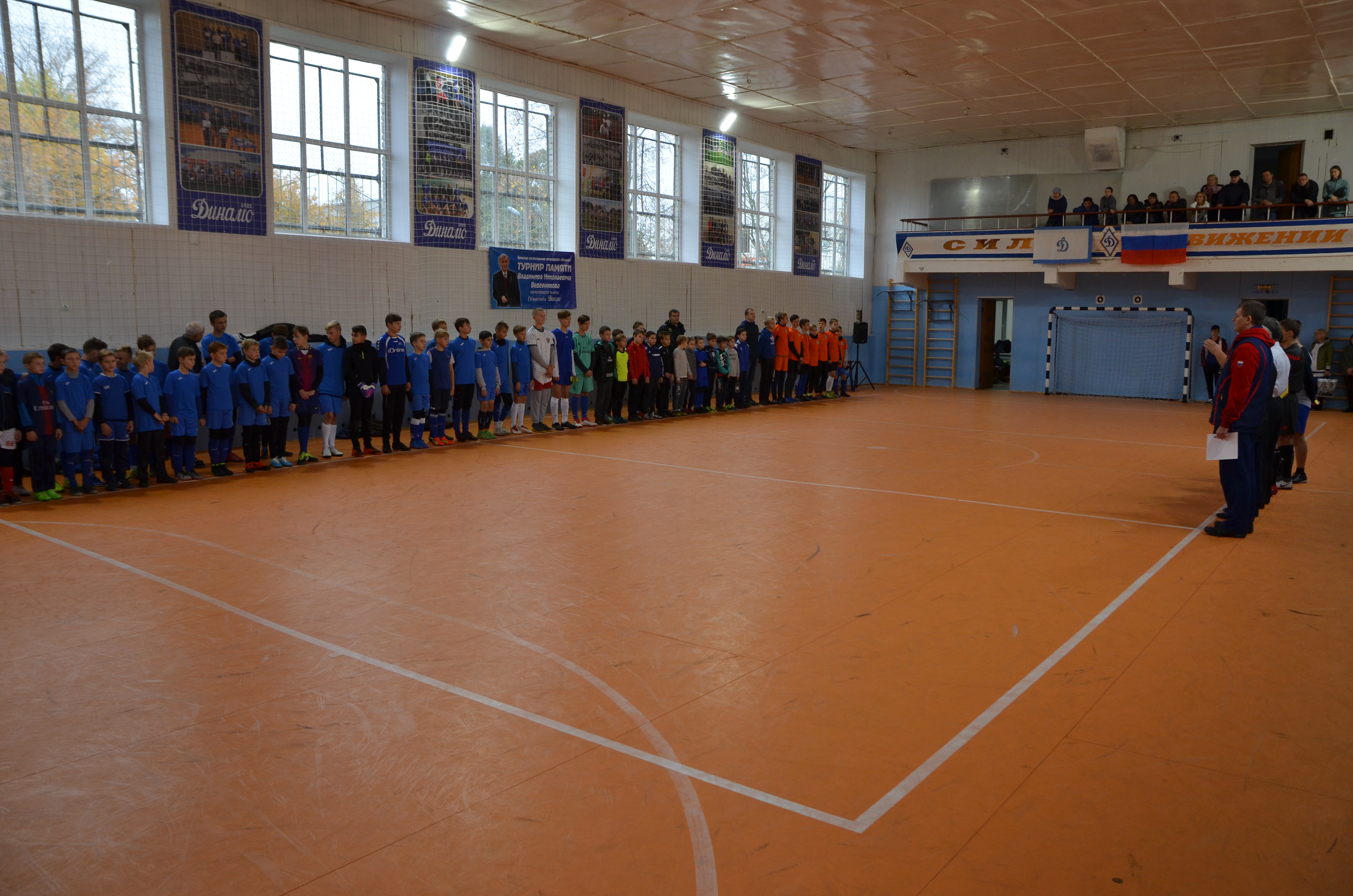 Юношеские команды Брянска провели турнир по мини-футболу памяти Владимира Ведерникова