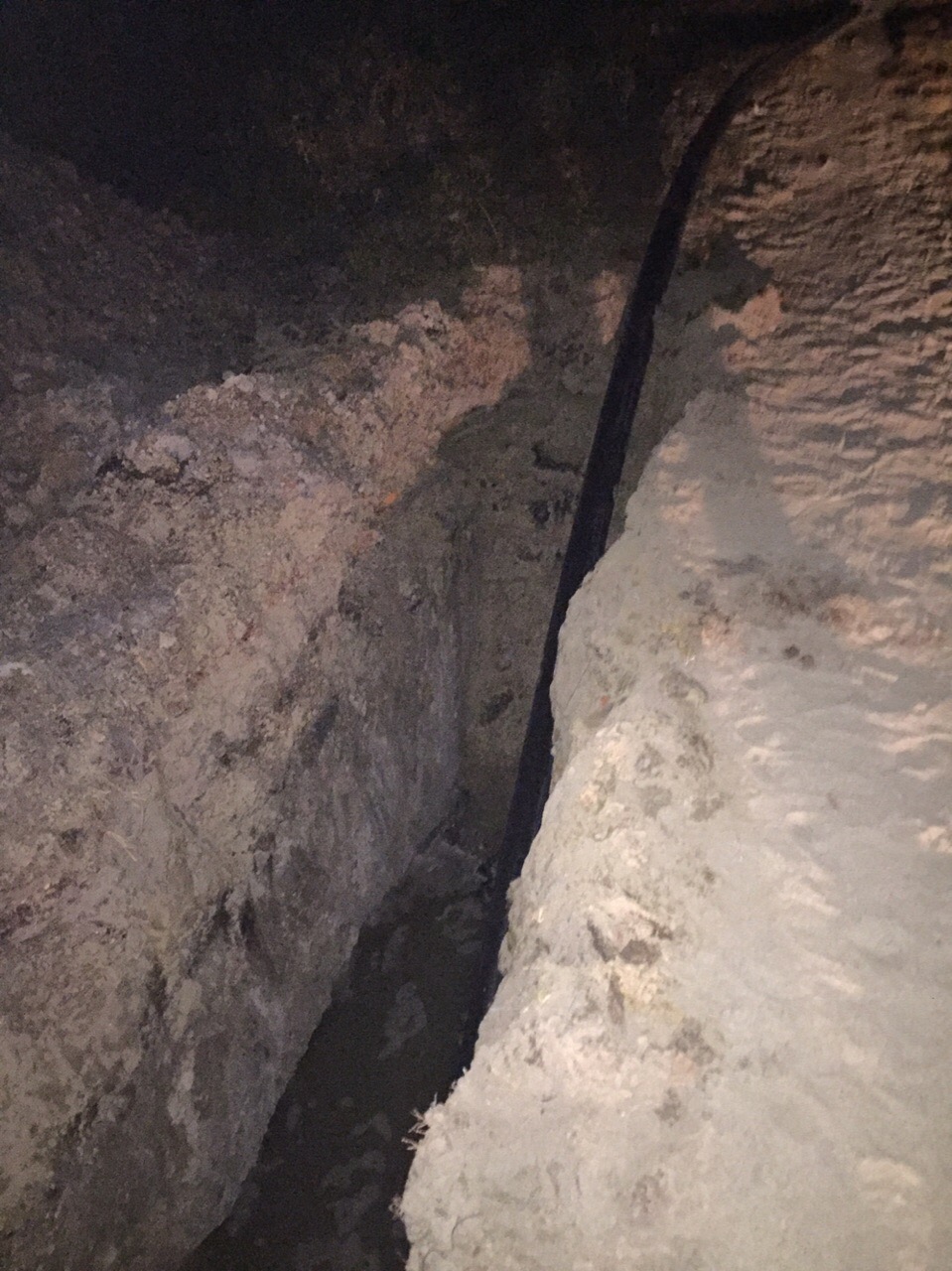 В Брянске яма глубиной около двух метров угрожает безопасности горожан