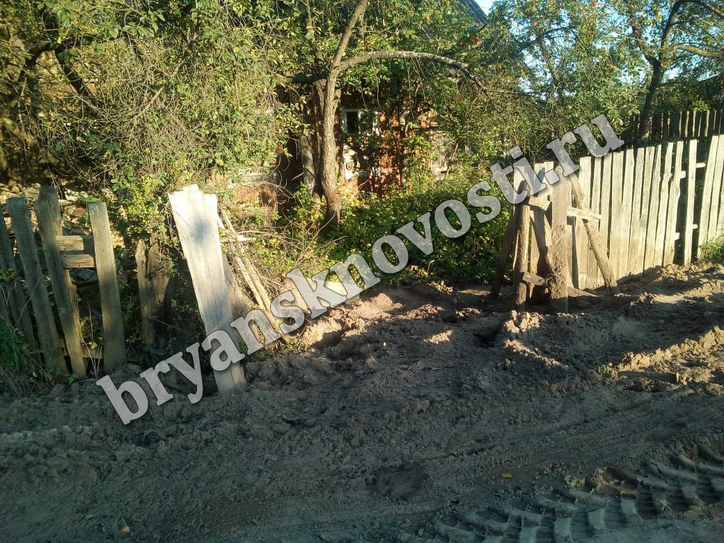 Семья из Клетни за свой счёт ремонтировала забор, сломанный коммунальщиками