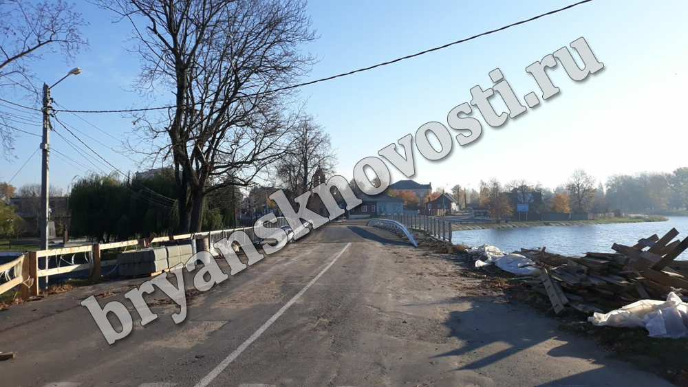 На мосту в Новозыбкове положили асфальт