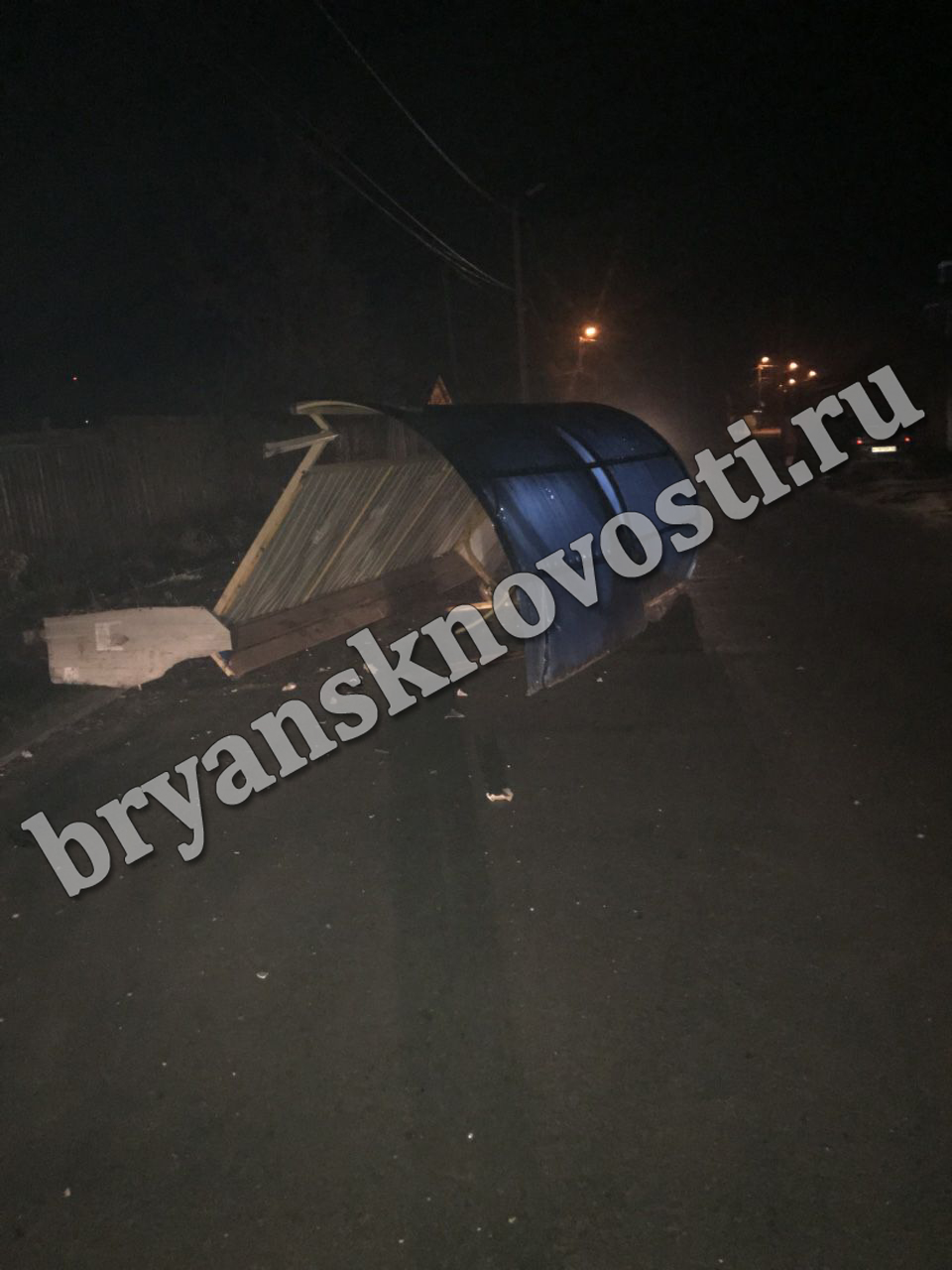 В Новозыбкове от удара автомобиля остановку выбросило на проезжую часть
