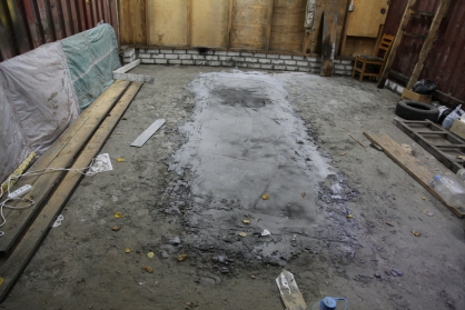 Чтобы извлечь тело, оперативникам пришлось вскрывать бетонный пол в гараже в Брянске