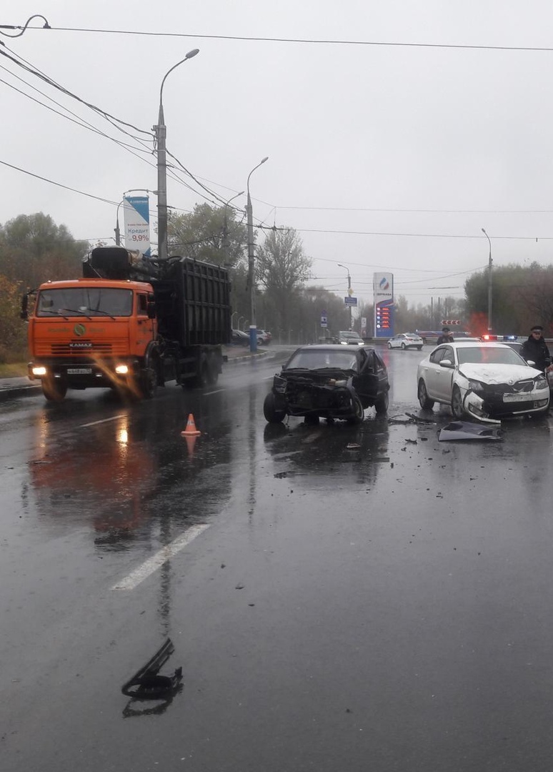 В столкновении трех авто на Калинина пострадали два человека