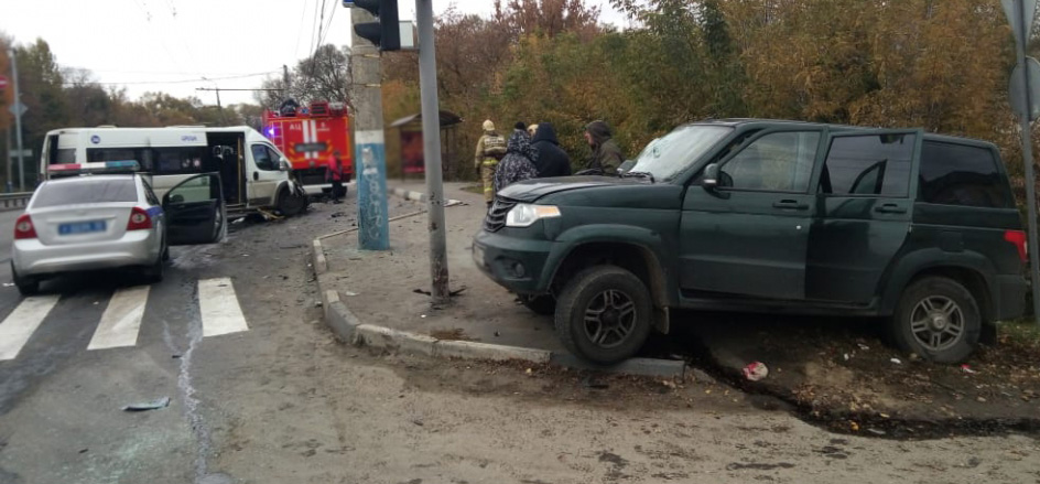 СМИ: в ДТП с маршруткой в Брянске пострадали шесть человек