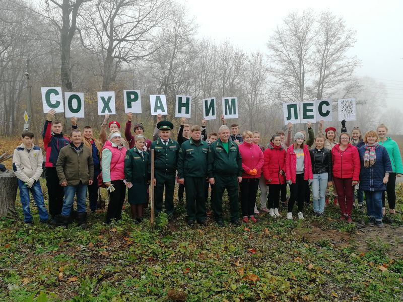 В унечском парке, заложенном еще в 18 веке, сегодня выросла новая аллея