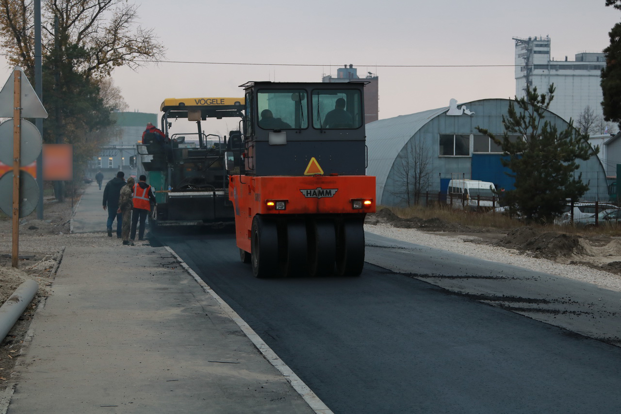 Помимо дороги на переулке Московском ремонтируют тротуары и заменяют электроопоры