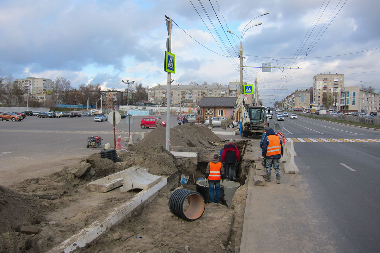 Возле Первомайского моста в Брянске ремонтируют ливневку