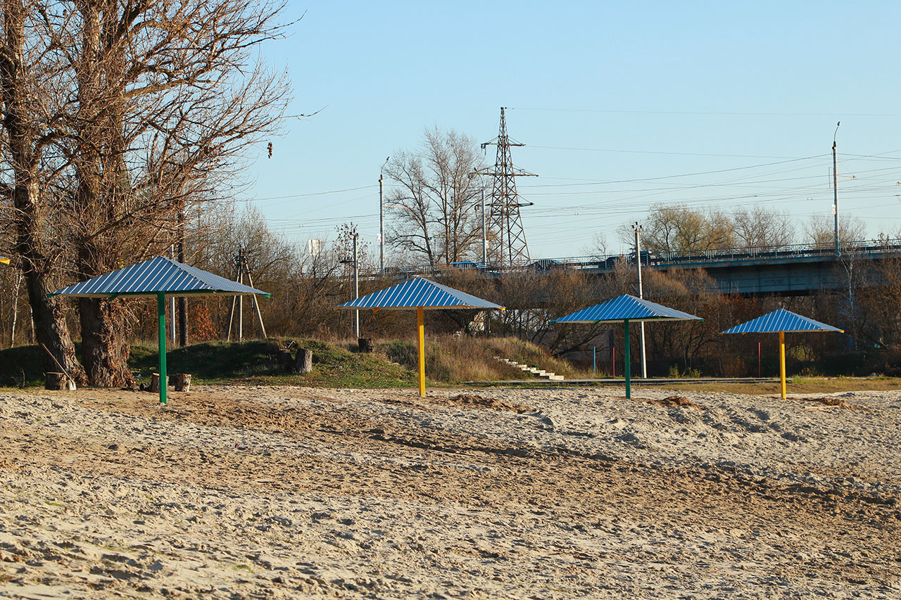На пляже в Володарке «выросли» зонтики – идет благоустройство зоны отдыха