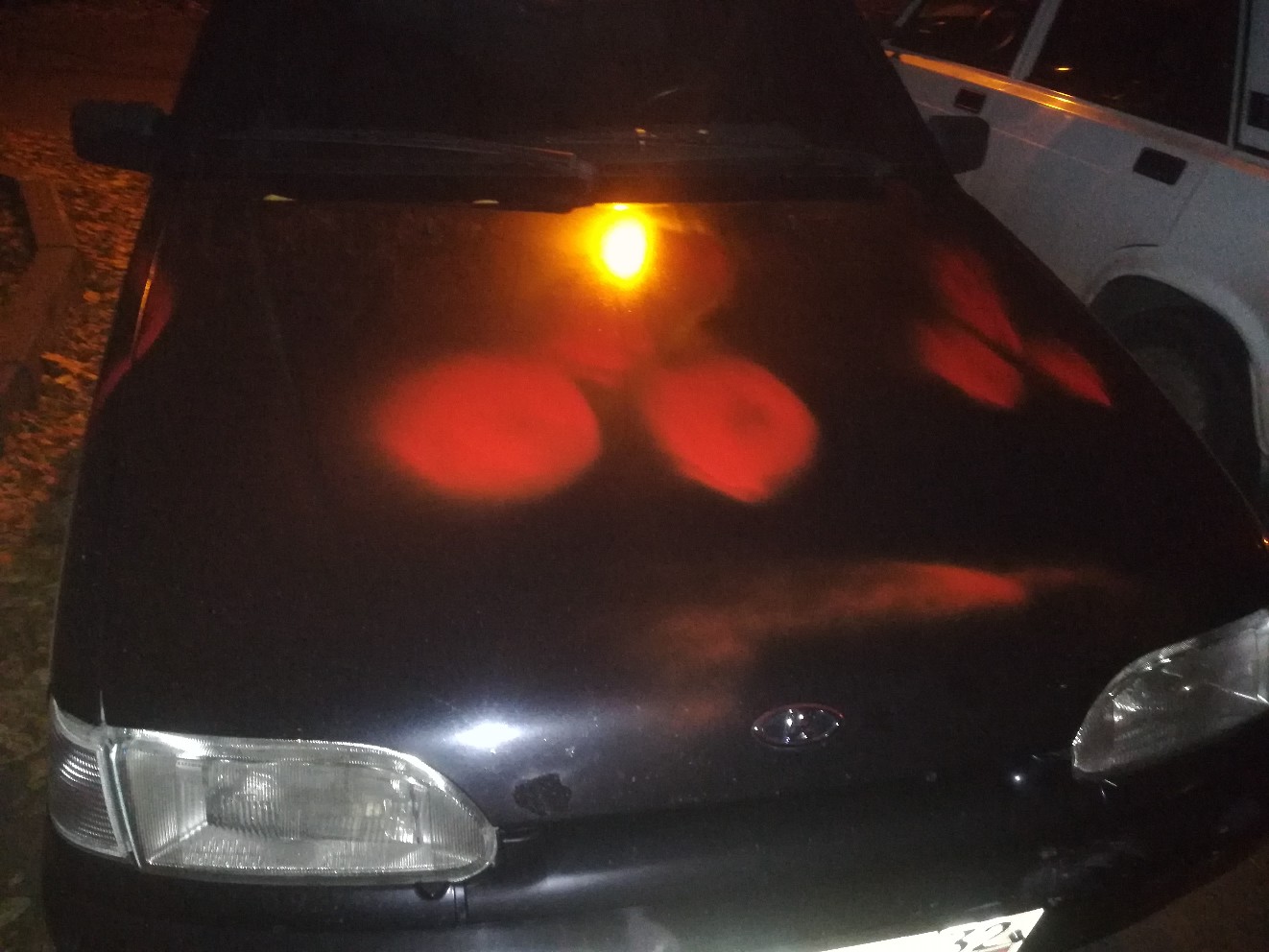 Ночью неизвестные обрисовали машину на парковке в Брянске