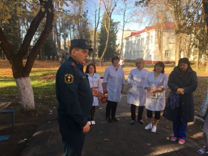 Представители МЧС эвакуировали больницу в Унече
