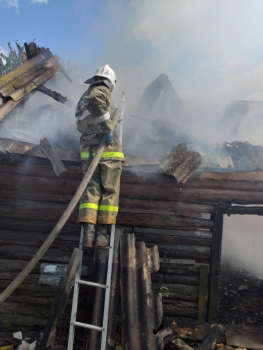 В Суражском районе огнеборцы сегодня тушили безхозную постройку