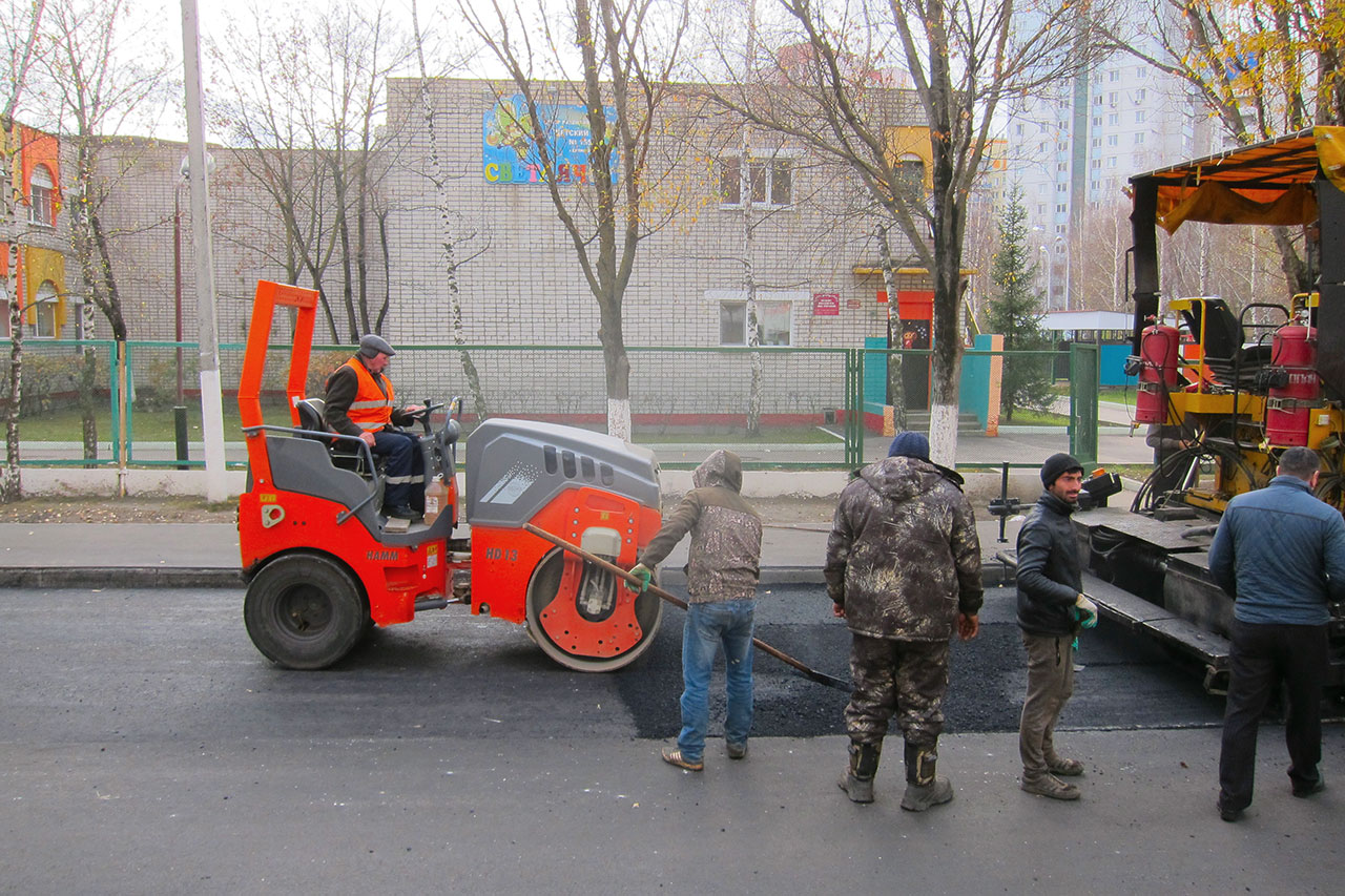 В Брянске ремонтируют разбитую дорогу в Московском микрорайоне