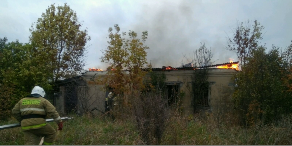 В Карачевском районе вспыхнула кровля нежилого дома