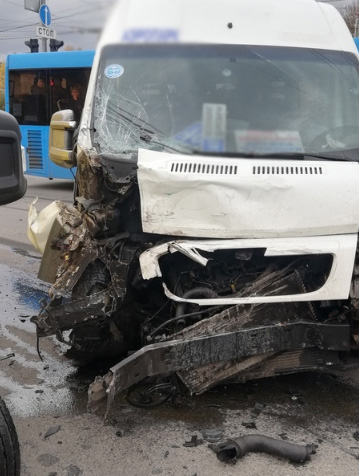 В Брянске в аварию попала маршрутка с пассажирами