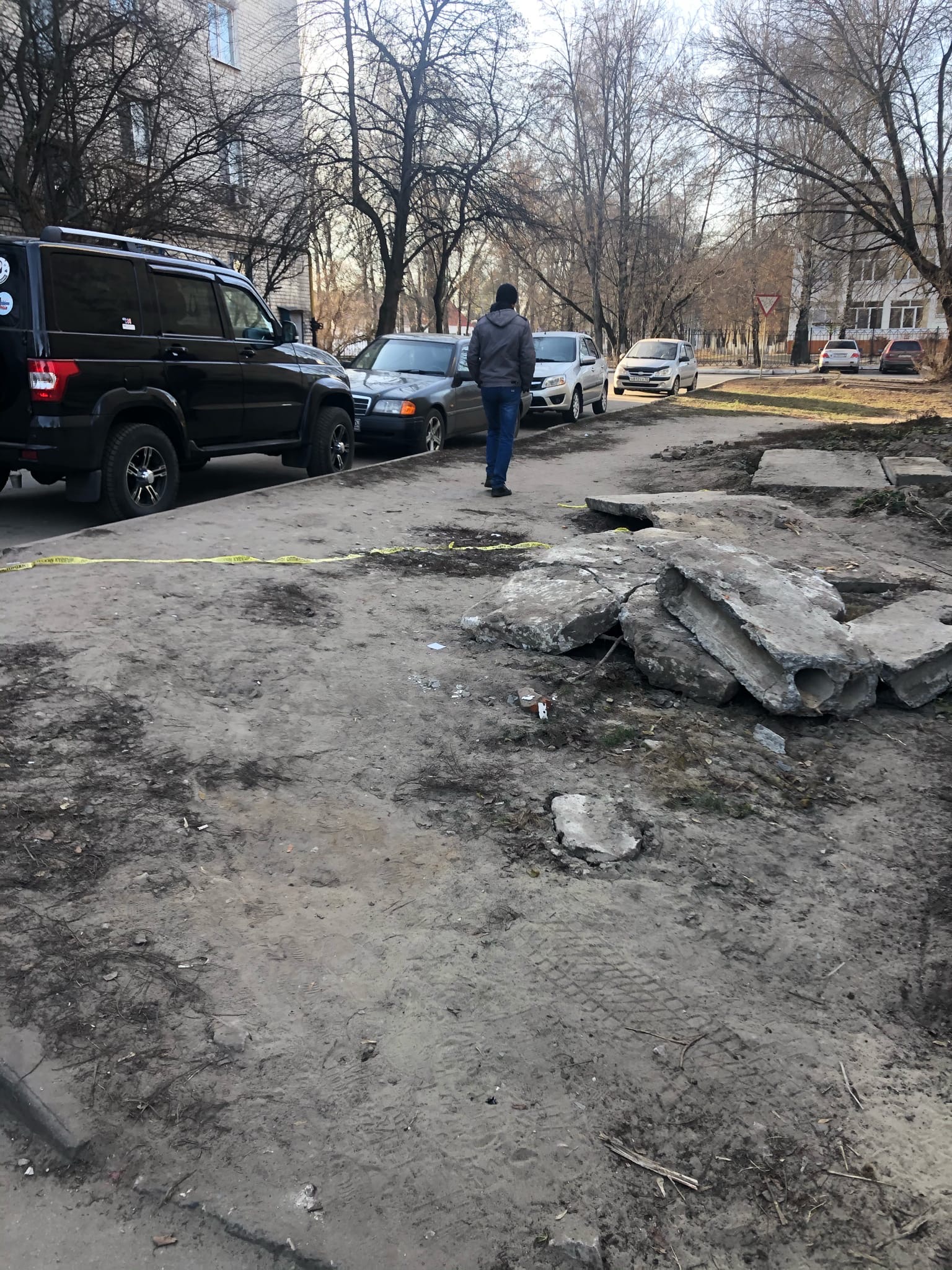 В брянском дворе коммунальщики оставили «композицию бесхозяйственности»