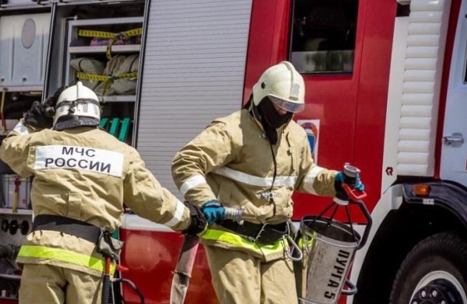 Пожарные Брянского района тушили гараж в поселке Свень