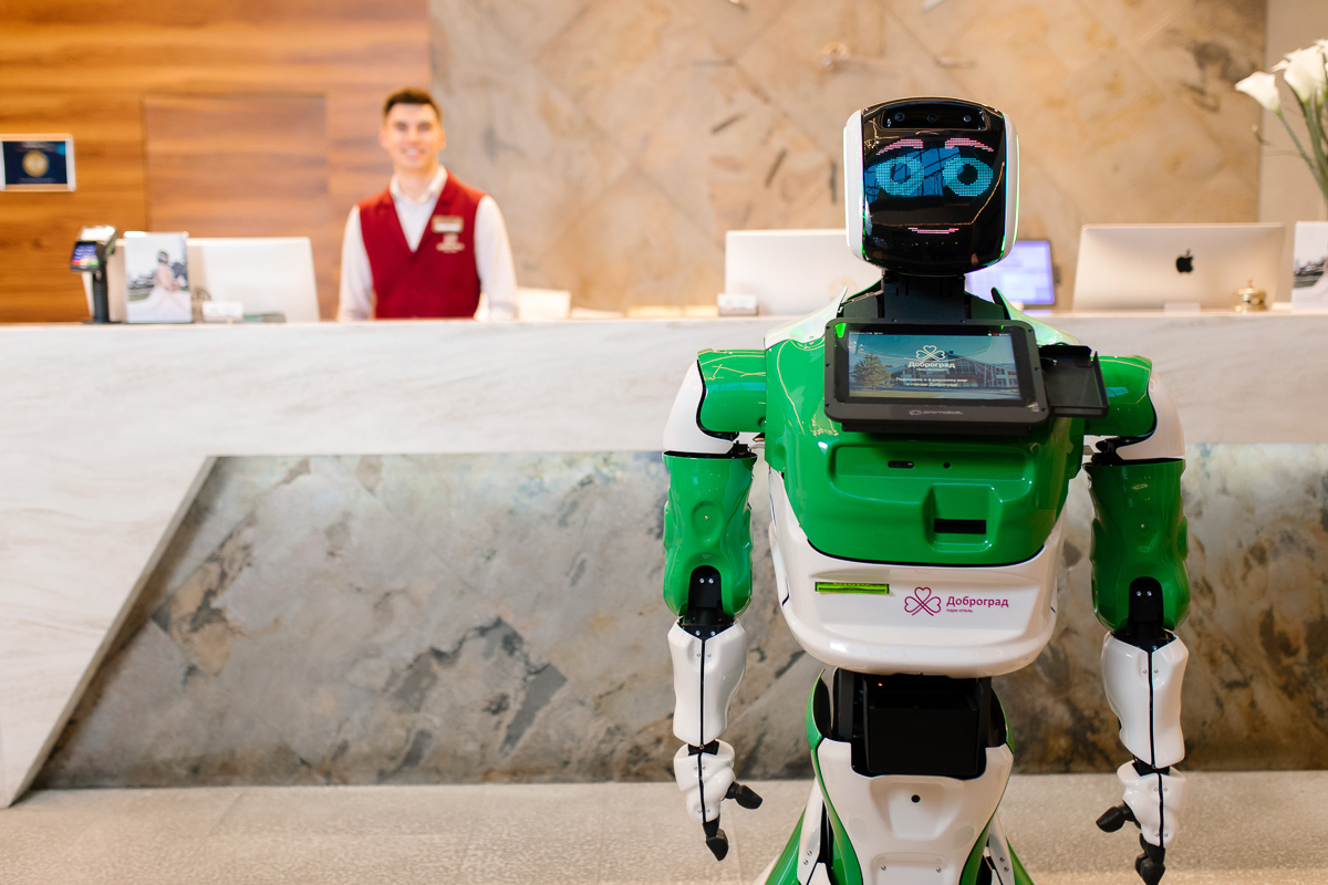 Михалыч стал первым российским роботом, устроившимся на работу в отель