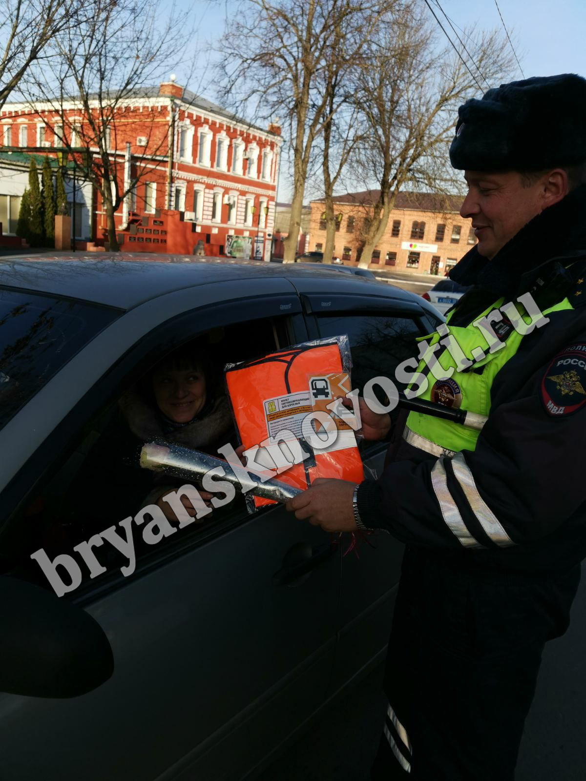 С Днём матери поздравили женщин автоинспекторы Новозыбкова