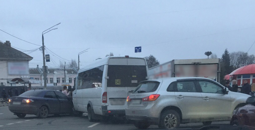 Возле автовокзала в Брянске маршрутка столкнулась с легковушкой