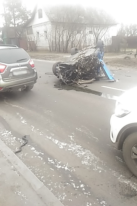Серьезная авария в Брянске: BMW врезался в дом и перевернулся