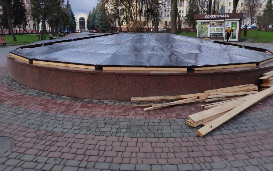 В Круглом сквере Брянска фонтан законсервировали на зиму