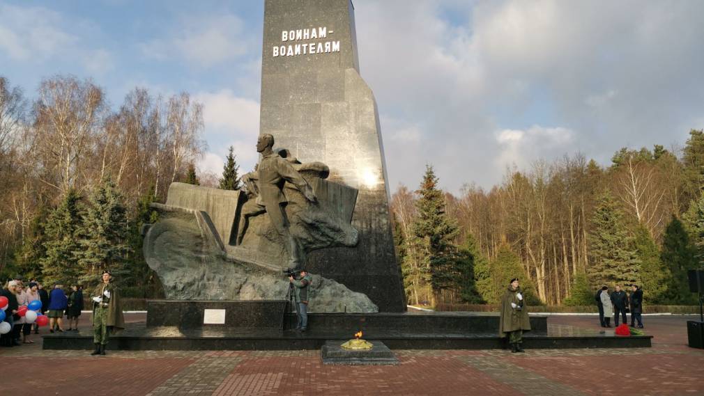 В Брянске открыли памятник воинам-водителям