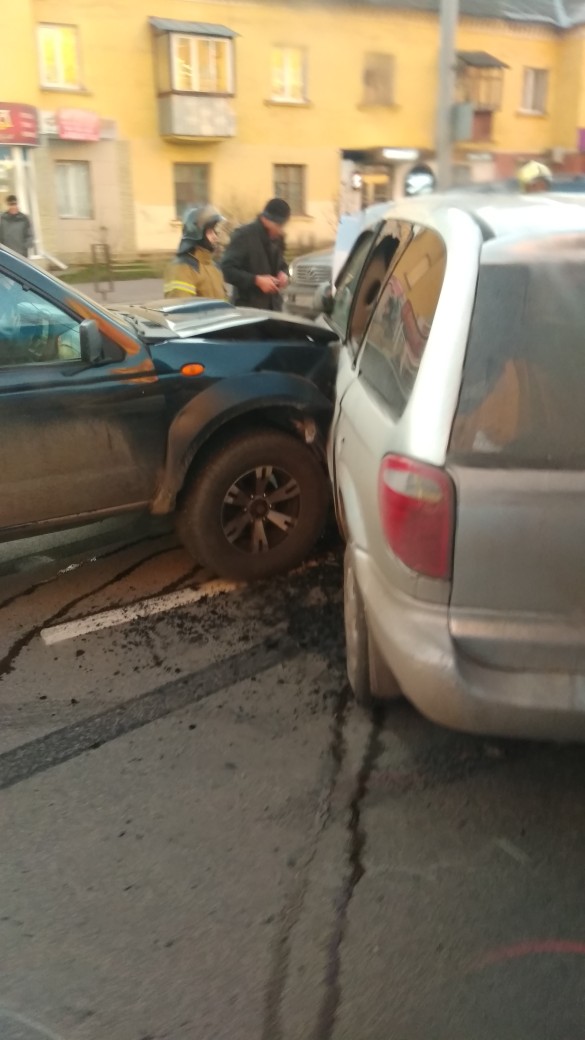 68-летний водитель получил травмы в тройном ДТП на улице Дуки в Брянске